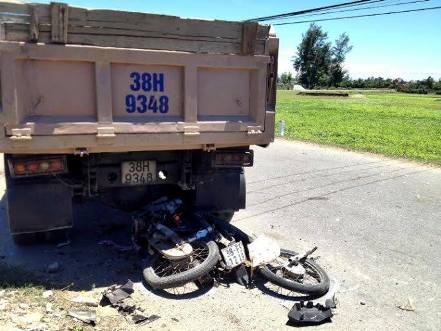 Hai người bị xe tải cán chết trên đường đi ăn giỗ